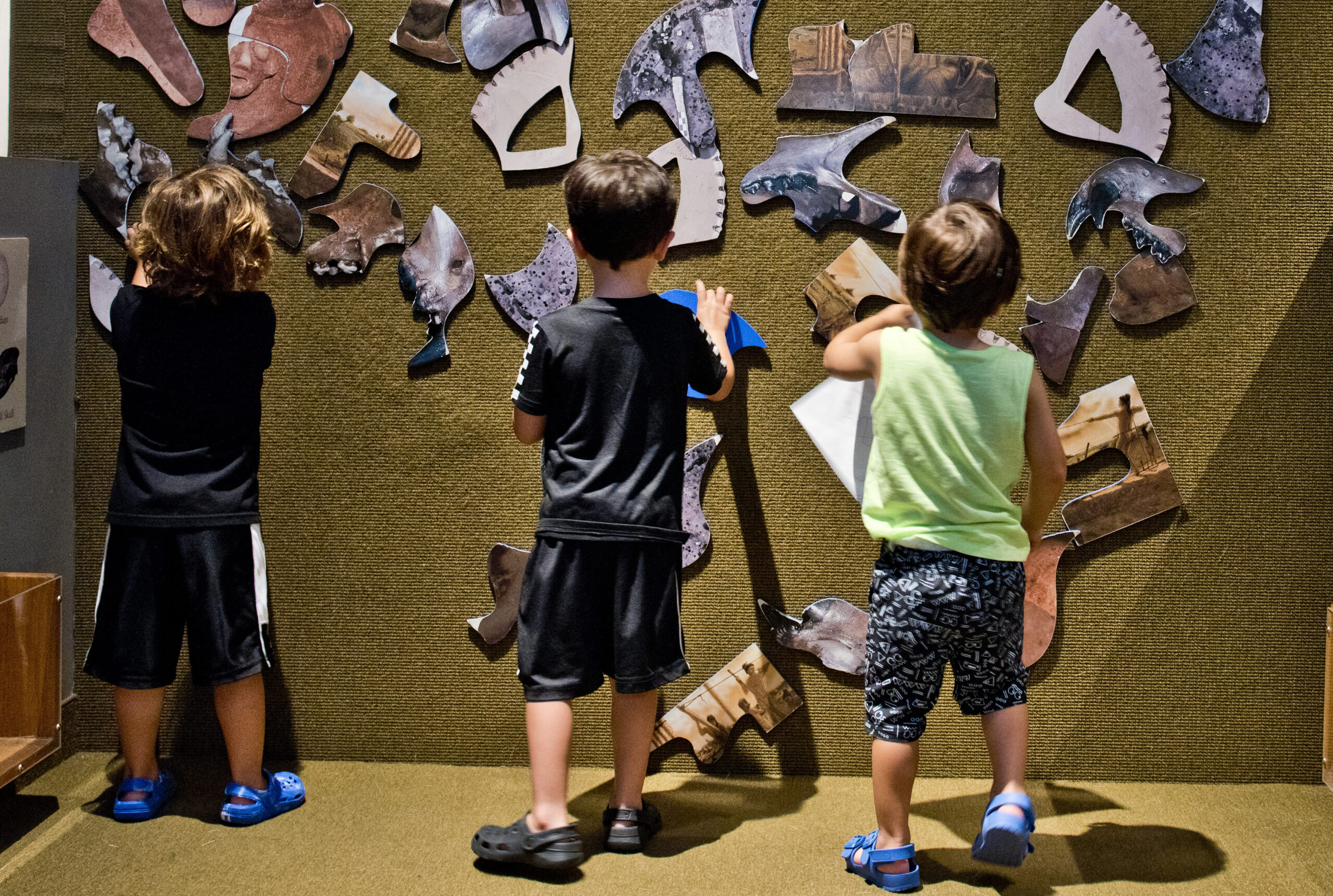 Children playing Gary puzzle.